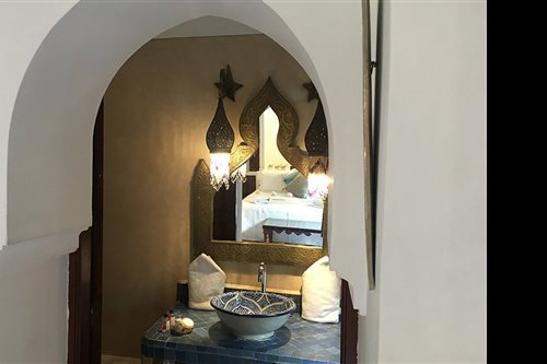 غرفة بسريرين منفصلين