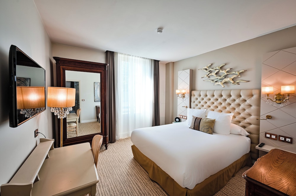 Riviera, Suite, 2 King Beds, Partial Sea View، GRAND HOTEL DES SABLETTES PLAGE, CURIO COLLECTION BY HILTON 5/9