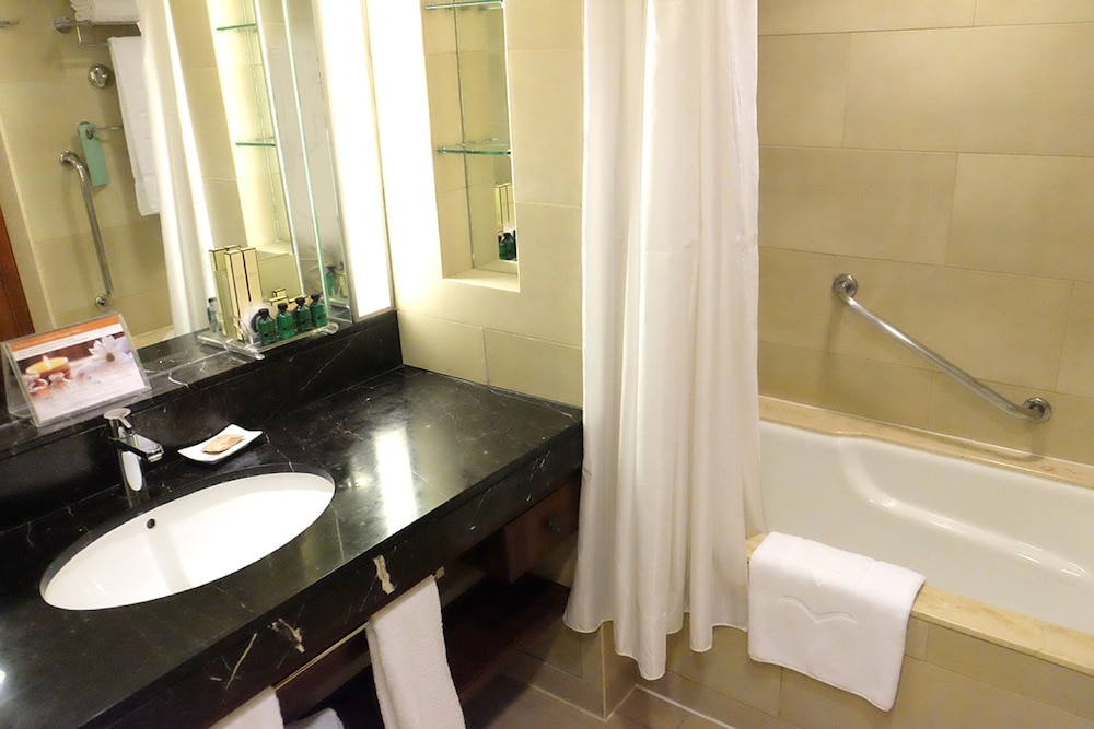 Shangri-La Mactan, Cebu 50/50