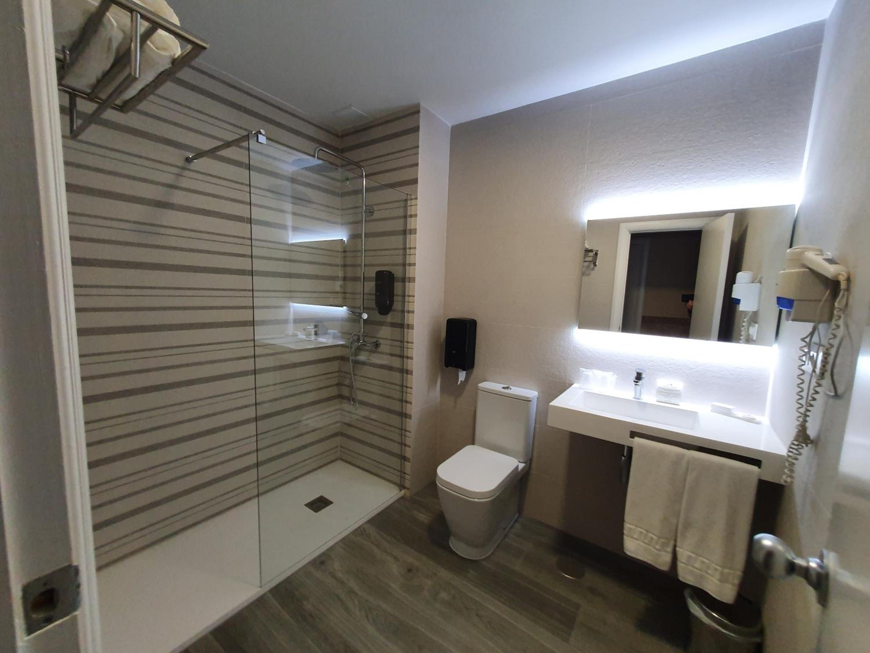 غرفة بسريرين منفصلين مع سرير إضافي، Hotel Azar 8/8
