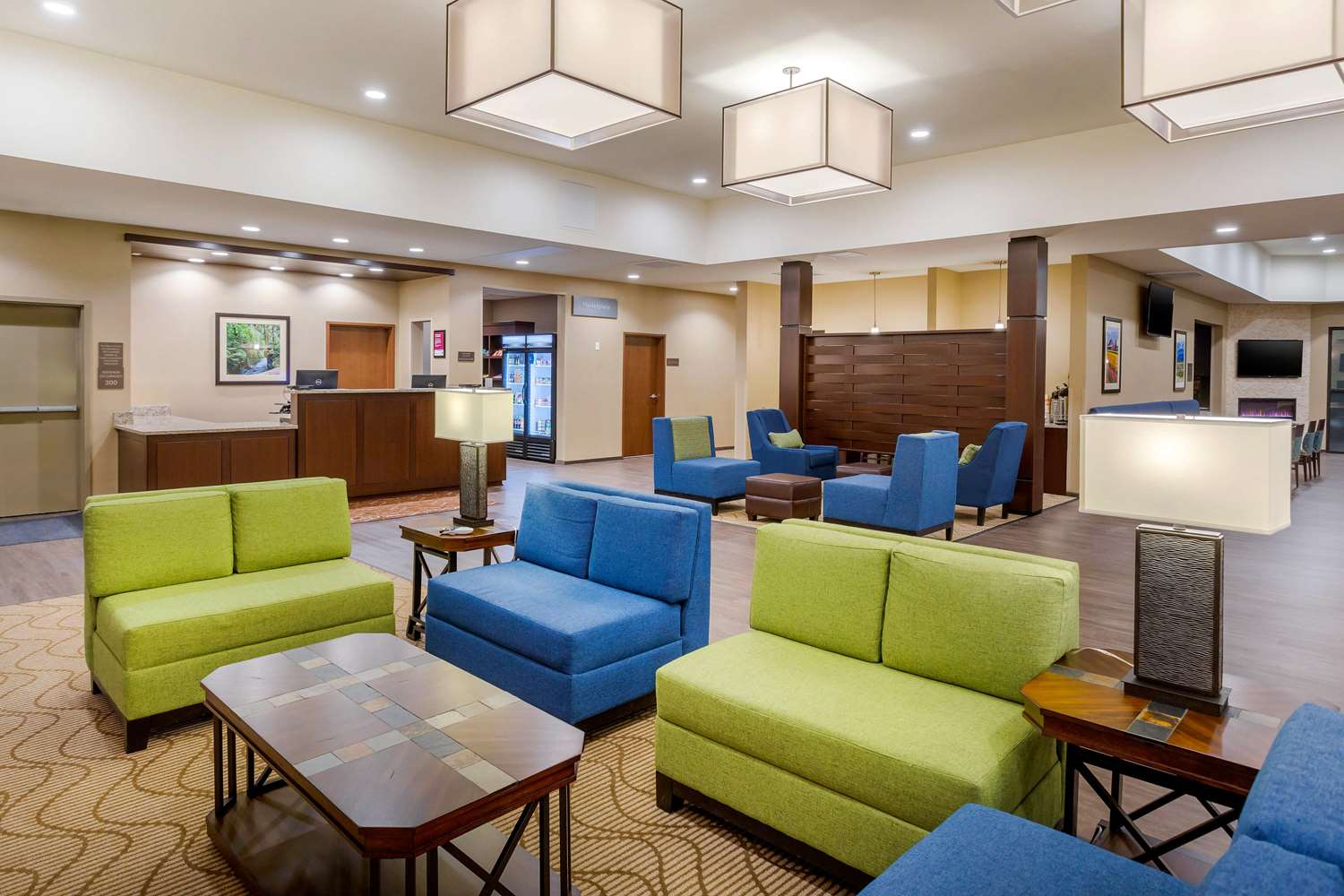 Comfort Suites Burlington Near I-5 20/37