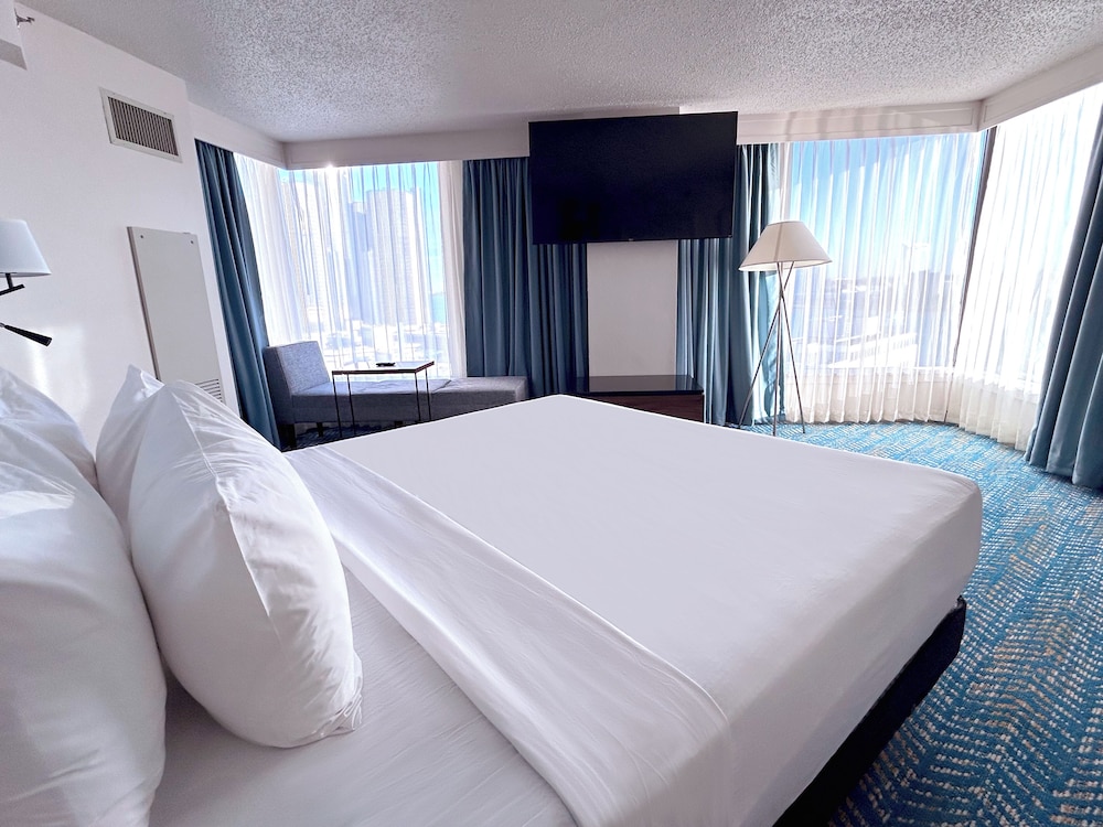 1 BEDROOM, MASTER, SUITE, KING BED, RIVER FRONT