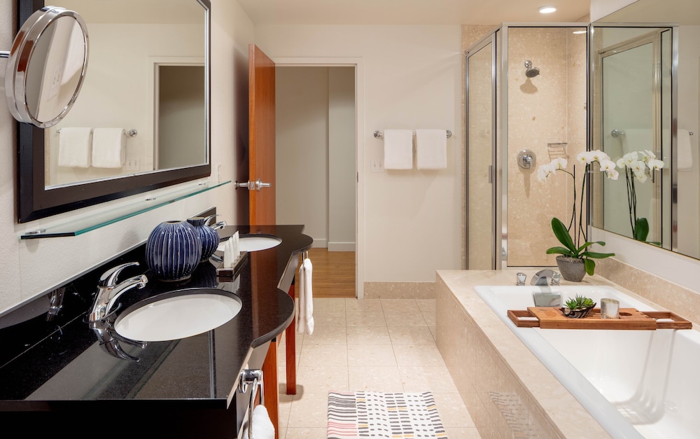 Rivers Edge Hotel Portland Tapestry Collection by Hilton 15/63