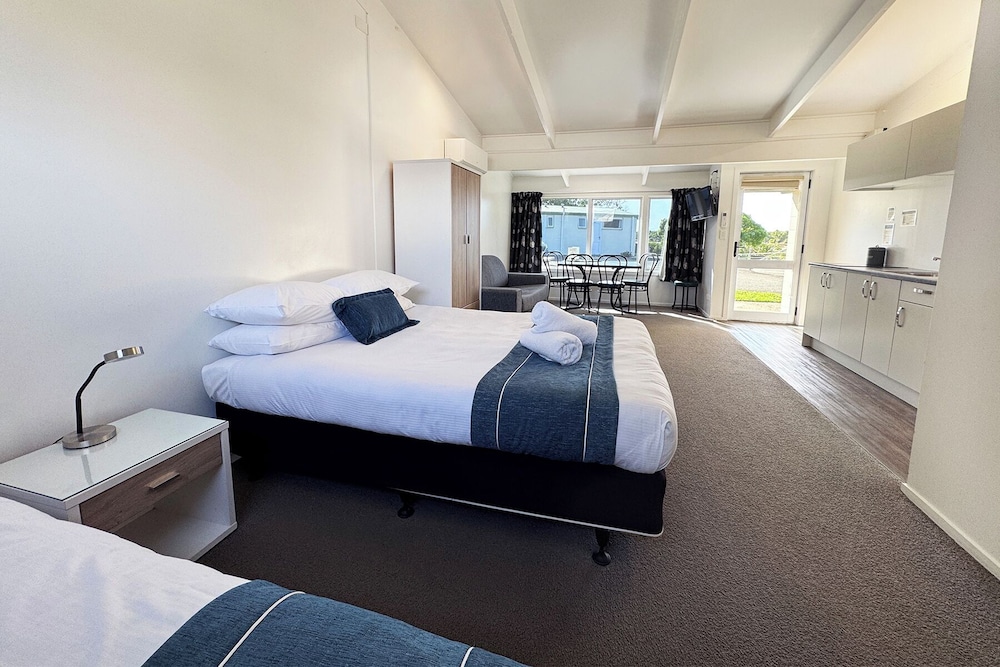 Studio, 1 Queen and 1 Single Bed, Sofa, Tahuna Beach Kiwi Holiday Park & Motel 2/6