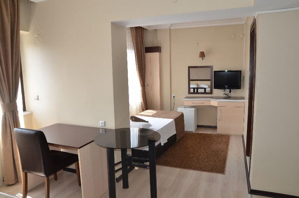 Napa Hotel 34/37