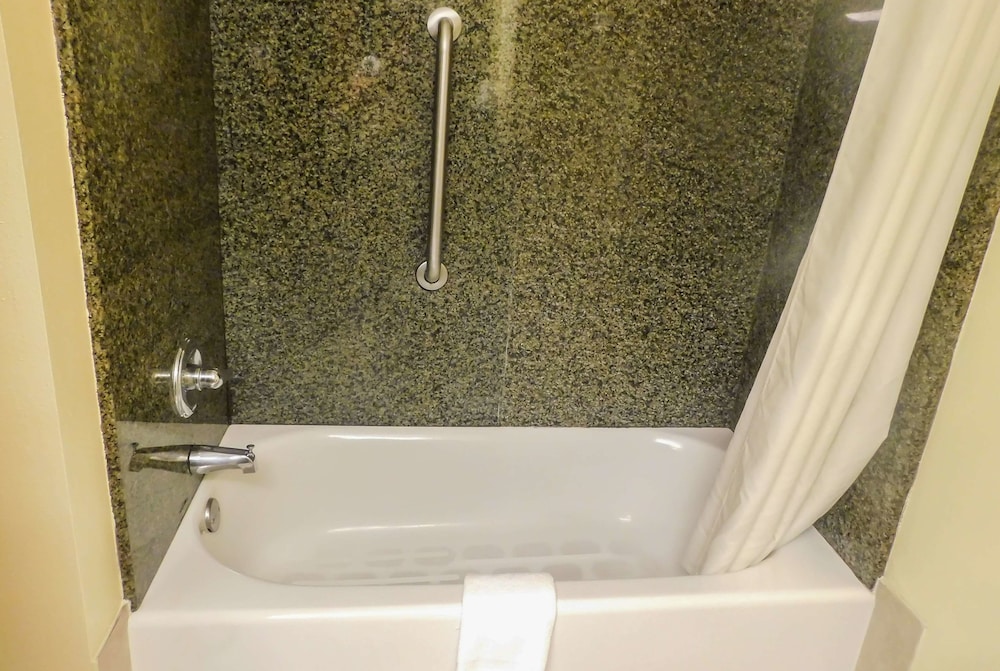 Days Inn & Suites by Wyndham Pocahontas 37/42