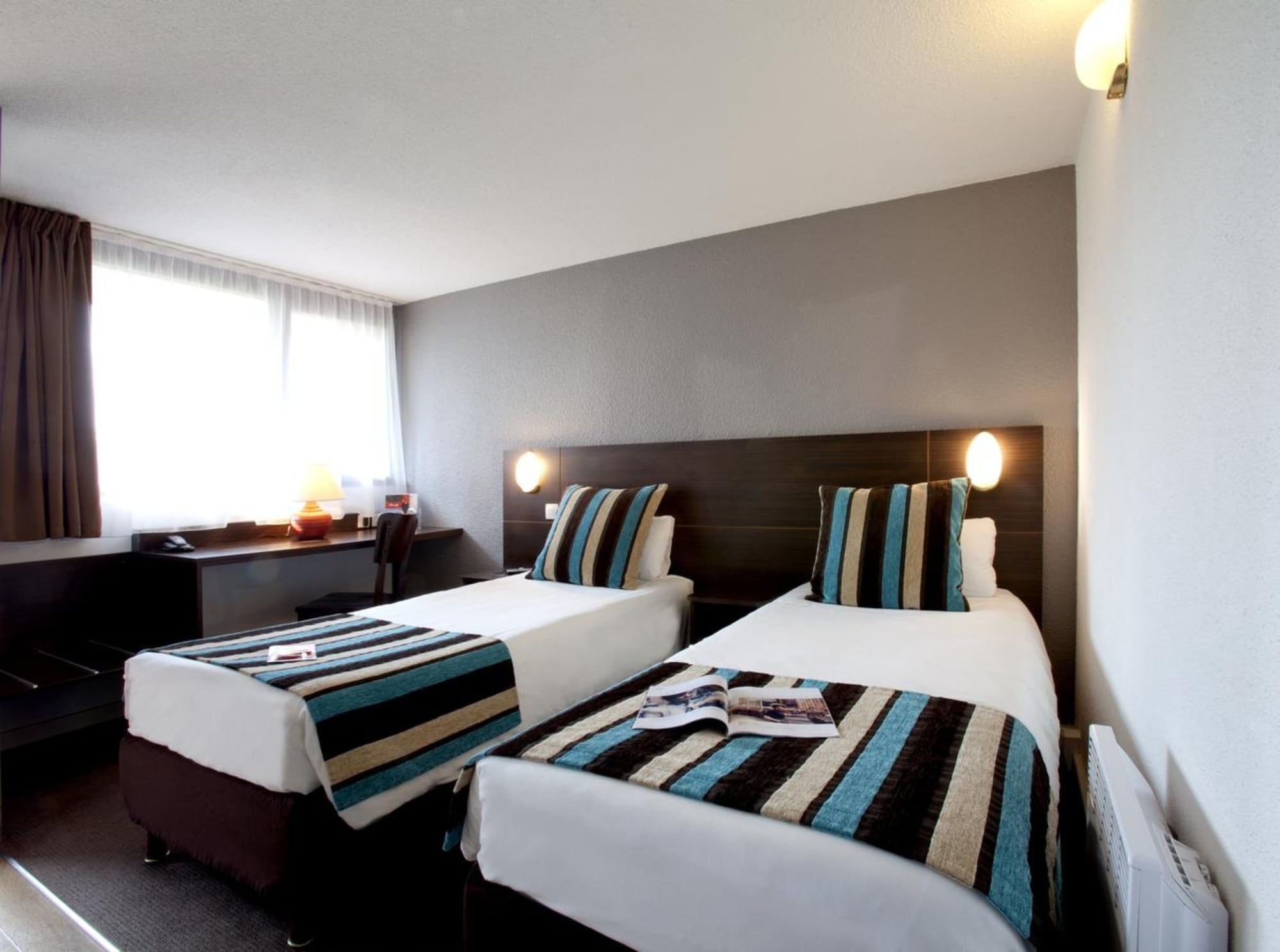 COMFORT, TWIN BEDS