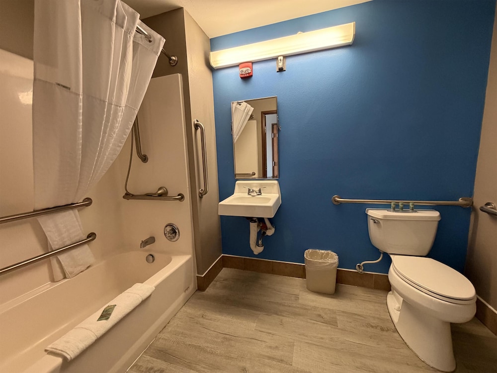 غرفة قياسية بسرير كوين لذوي الإعاقة، Microtel Inn Suites by Wyndham South Bend at Notre Dame 3/3