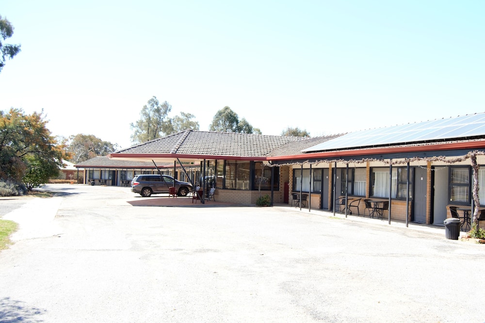 Civic Motor Inn Cowra 5/71
