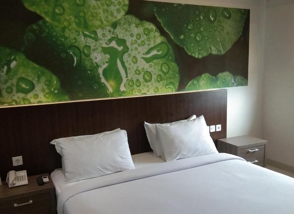 Emerald Hotel 26/59