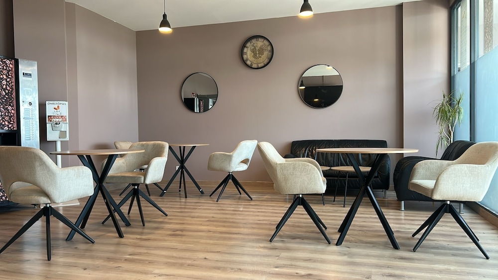 Low Budget Hostel 30/53