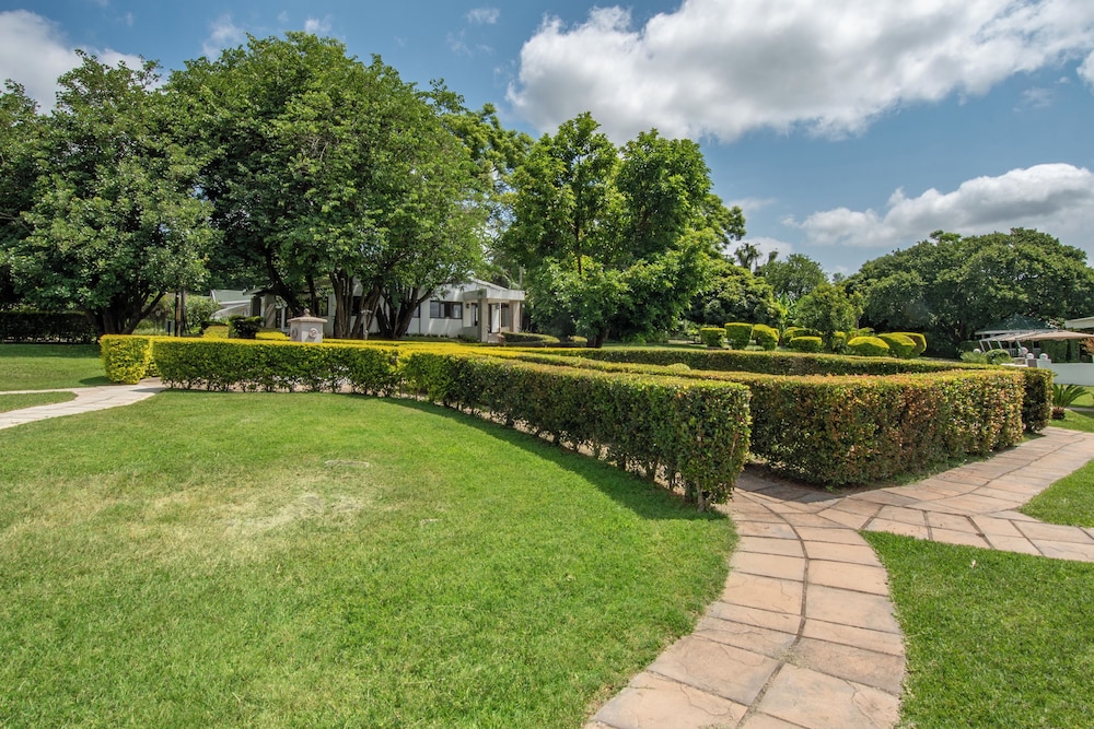 Nut Grove Manor Boutique Hotel 35/50