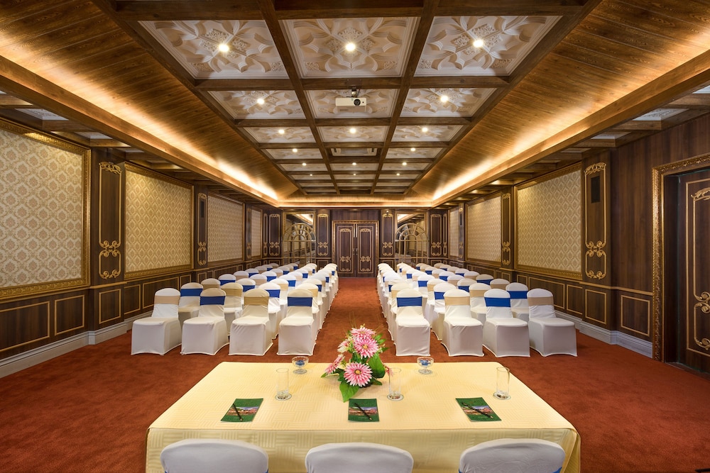MAYFAIR Himalayan Spa Resort 34/45