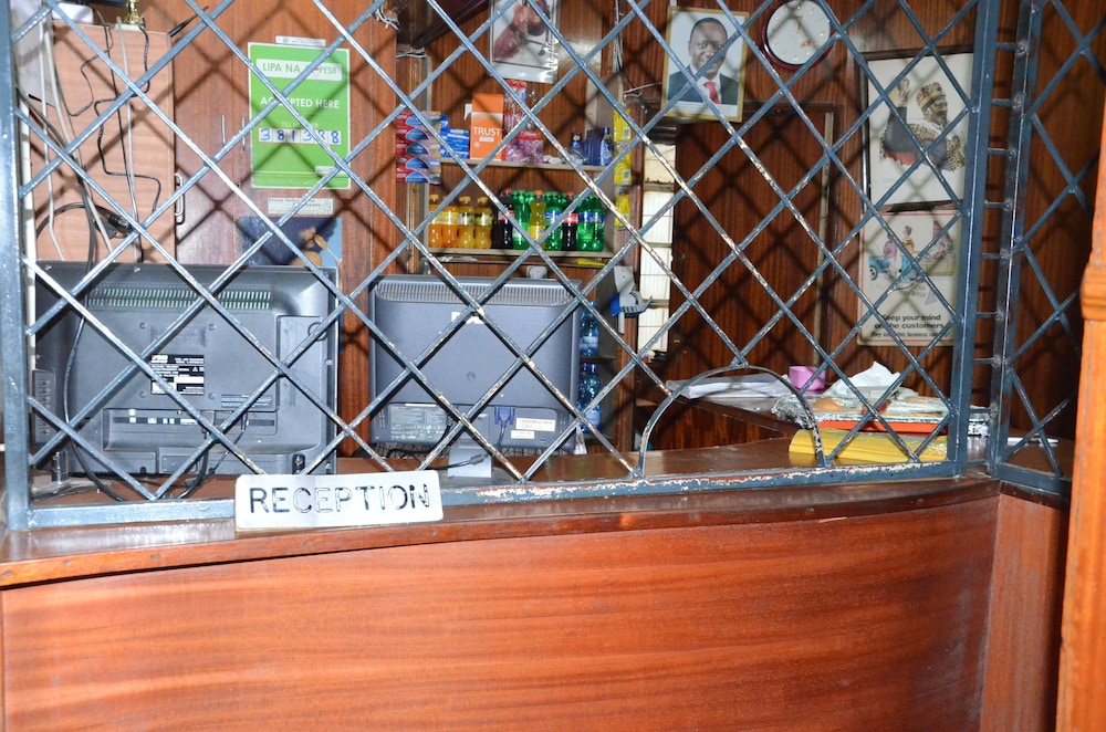 Nyam Hotel 3/26