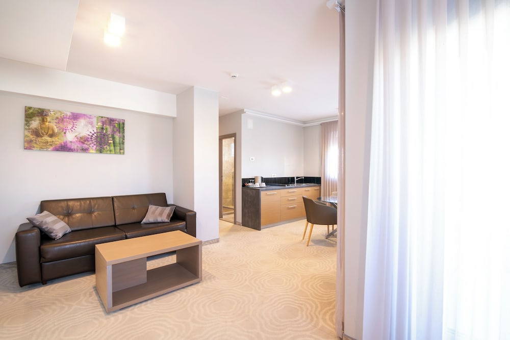 Royal Airport Hotel 50/69