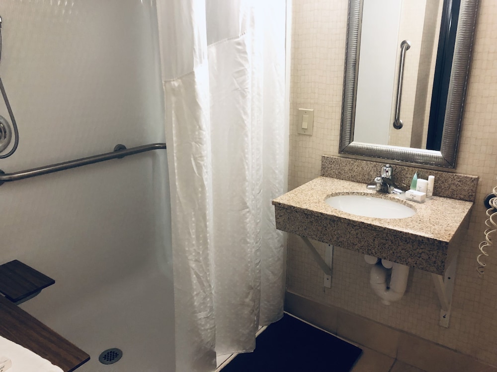 Wingate by Wyndham Ashland 23/24