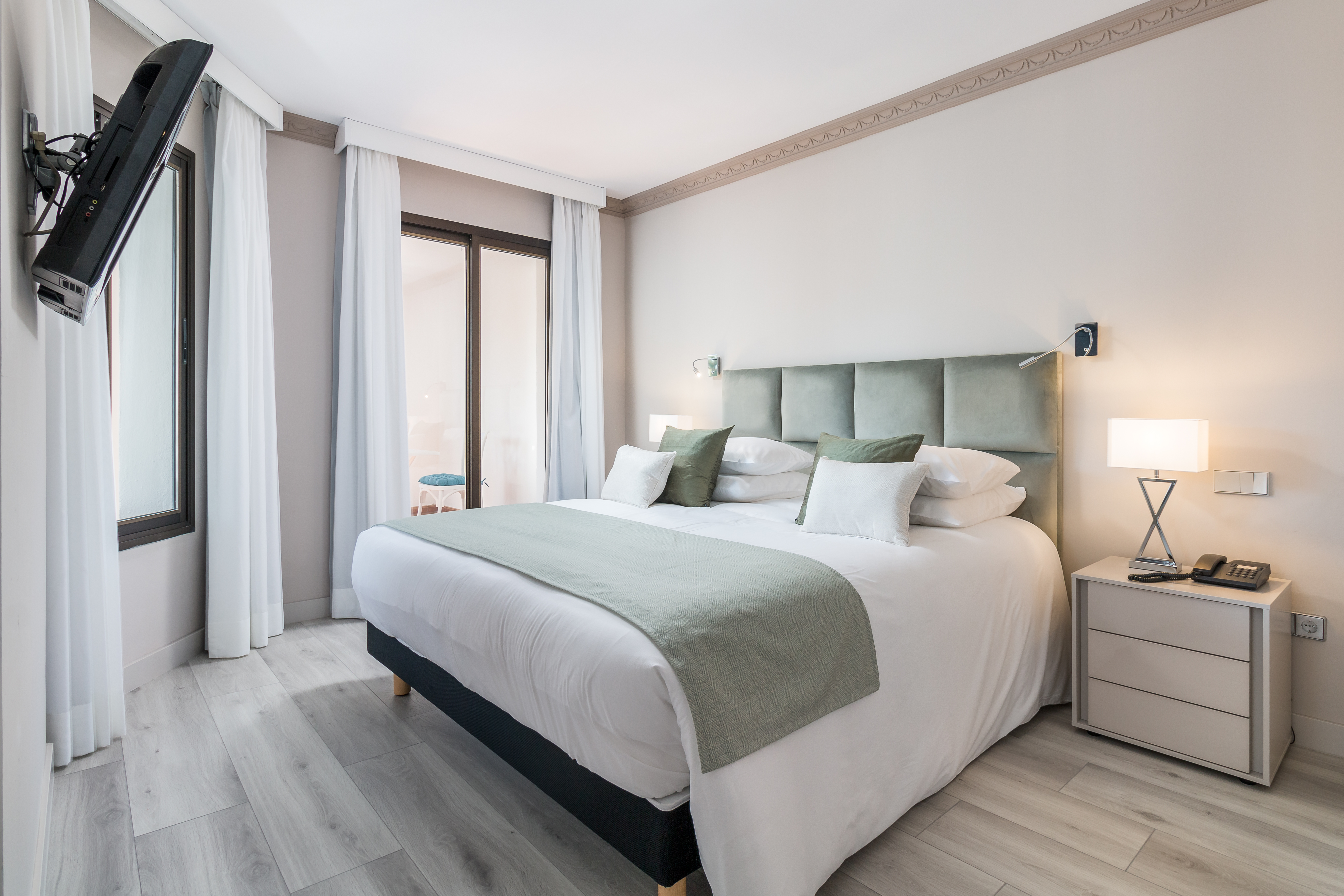 Deluxe, Sea View