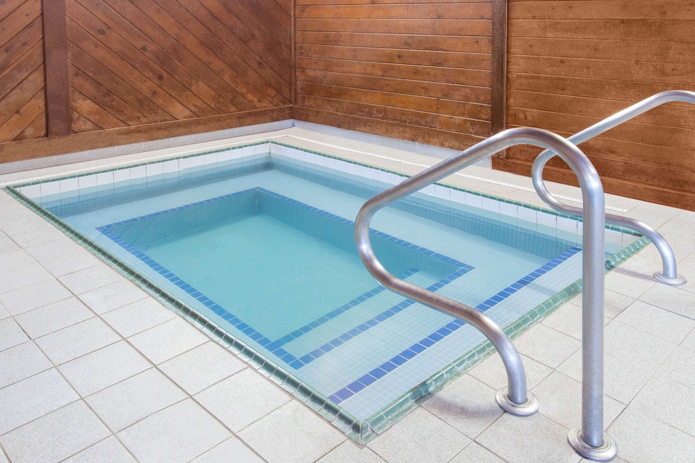 Days Inn & Suites by Wyndham Davenport East 24/39