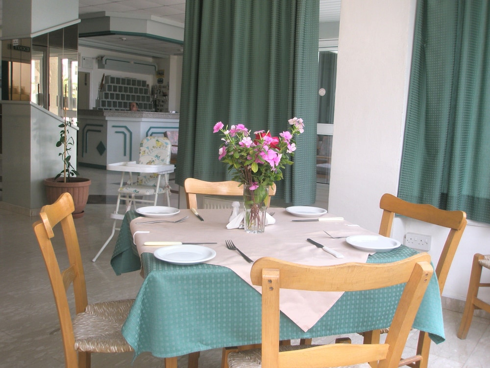 DebbieXenia Hotel Apartments 26/45