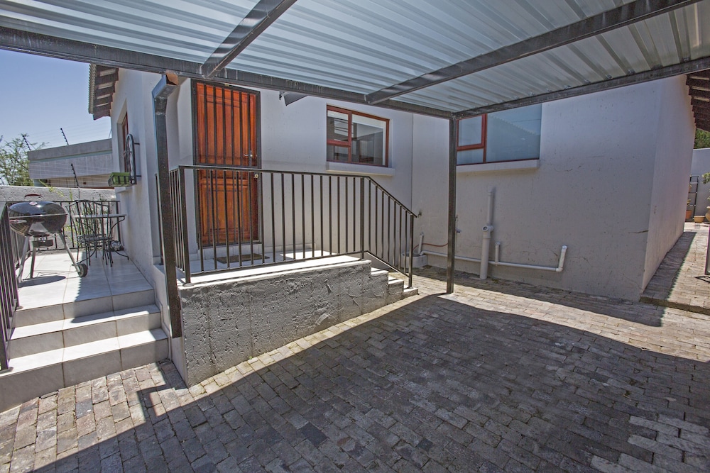 Spacious Garden Cottage 8/12