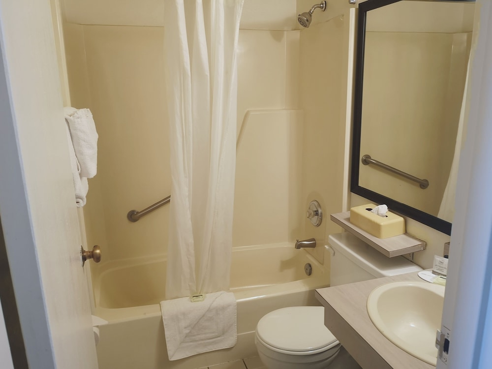 غرفة بسرير كينج، Travelodge by Wyndham Edmonton West 2/2