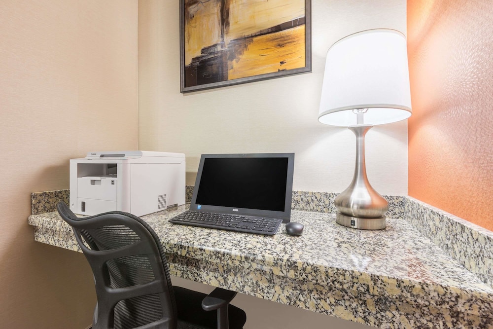 Days Inn by Wyndham Dilley 18/21