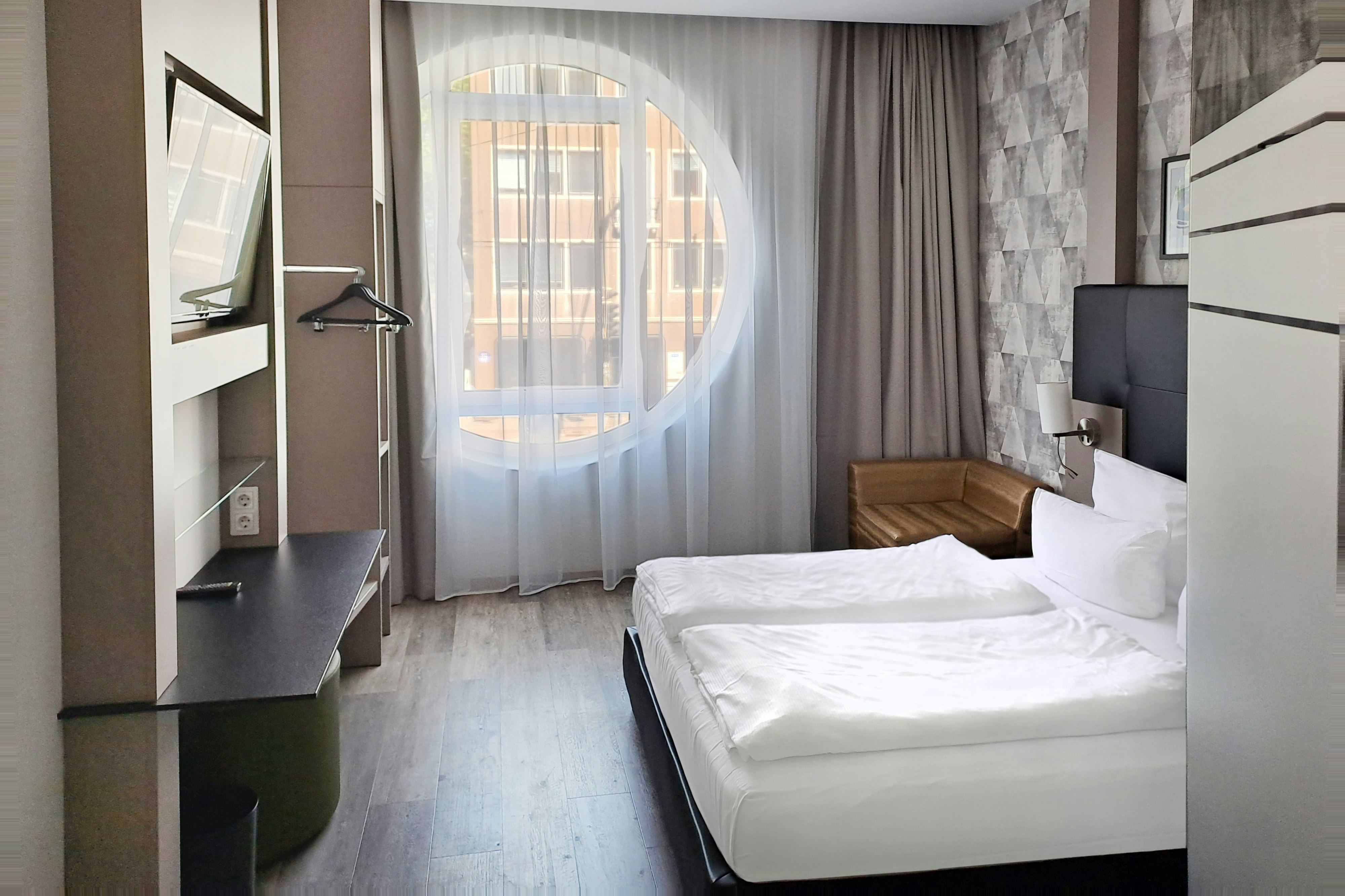 STANDARD, QUEEN BED