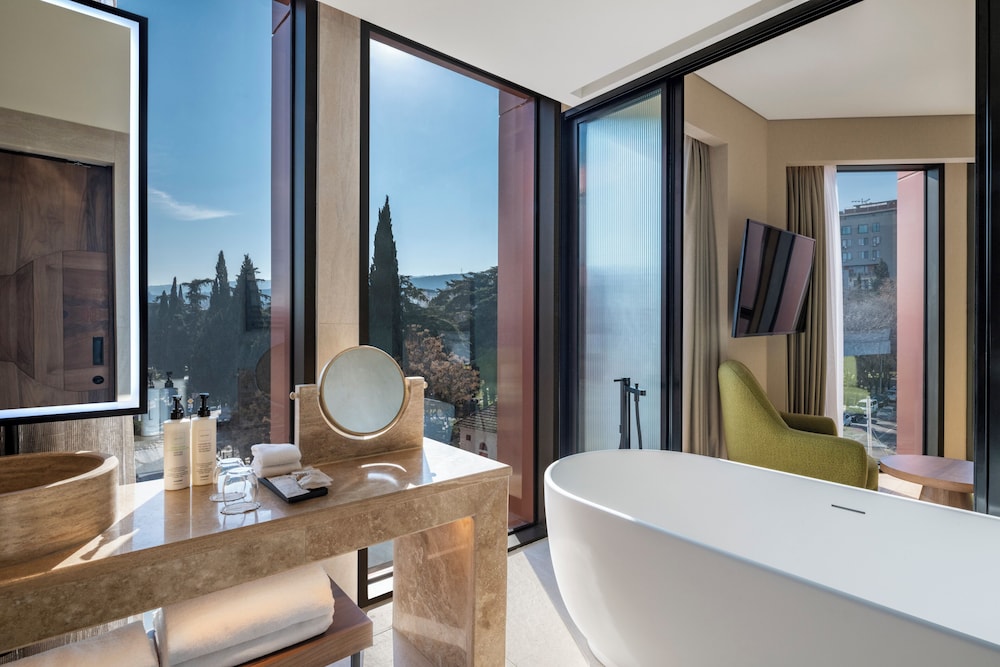 Swissotel Tbilisi 100/102