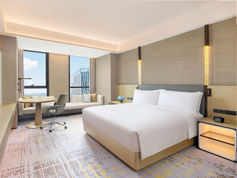 DELUXE, KING BED