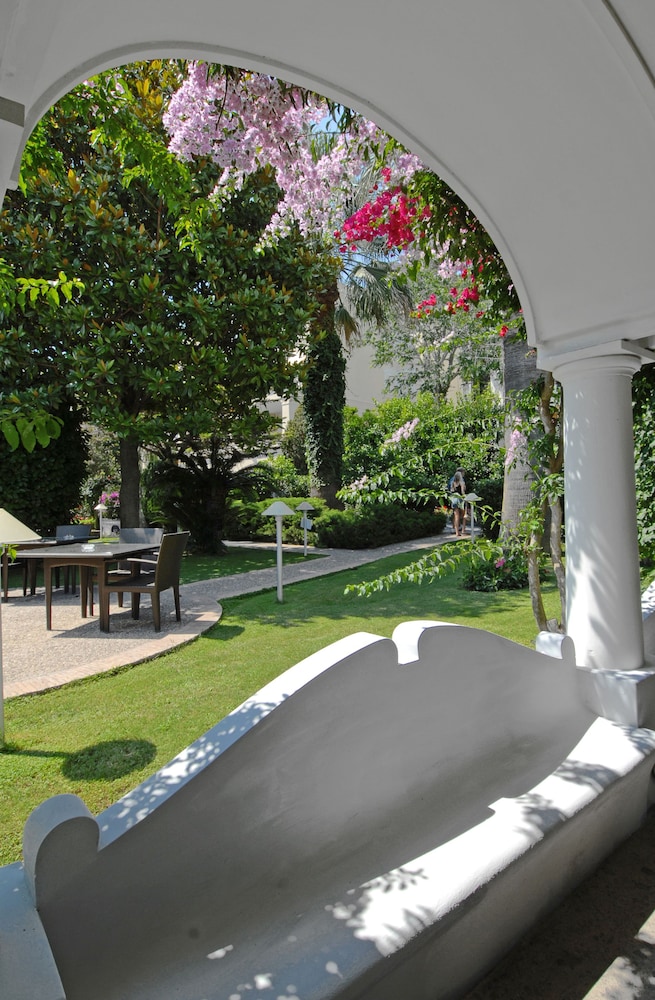 Pazziella Garden & Suites 40/66