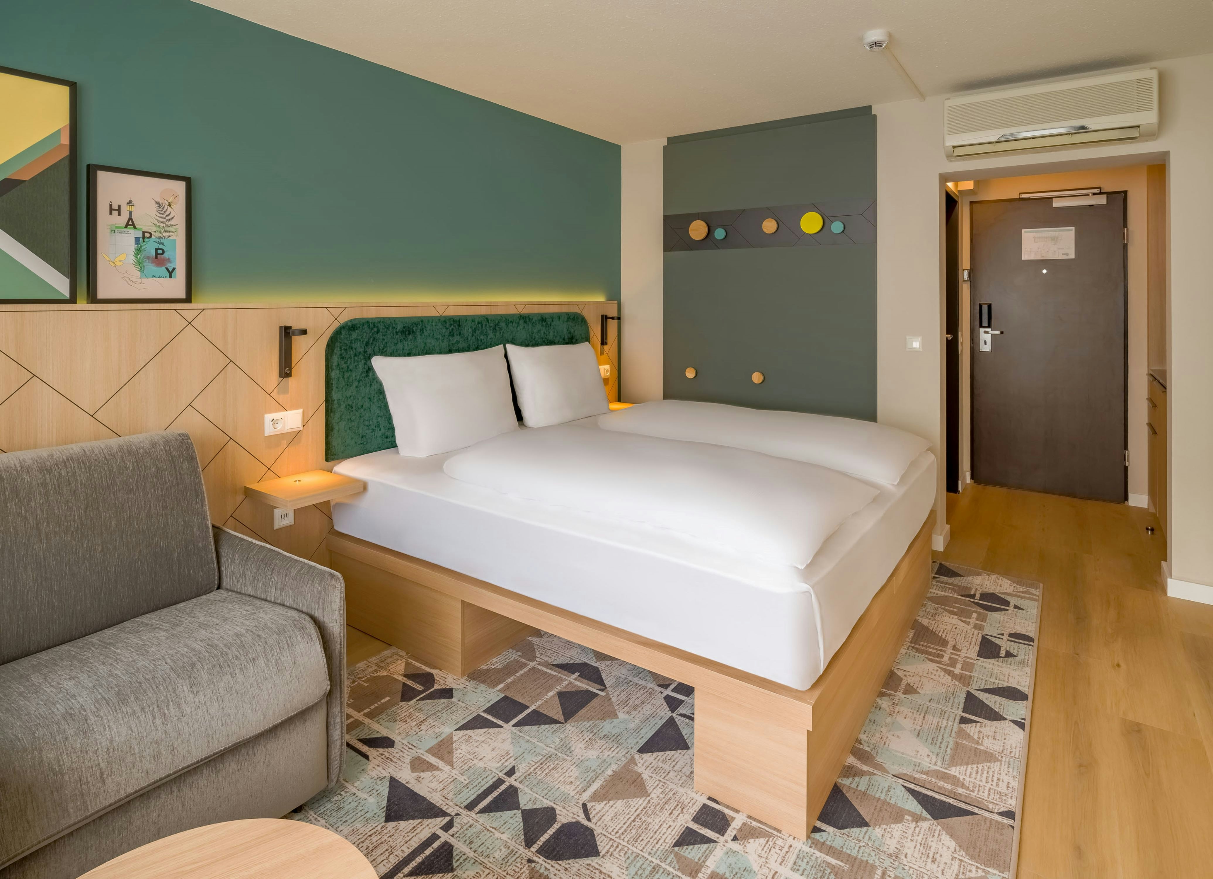 ROOM, KING BED, KITCHENETTE