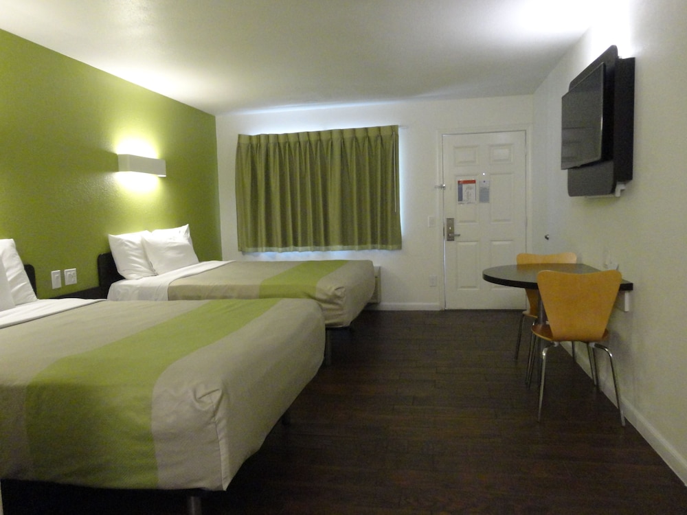 Motel 6 Monterey Downtown 20/66