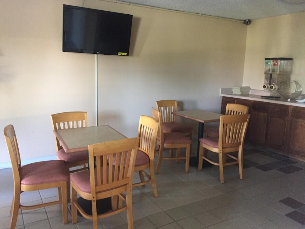 Americas Best Value Inn Manchester TN 17/22