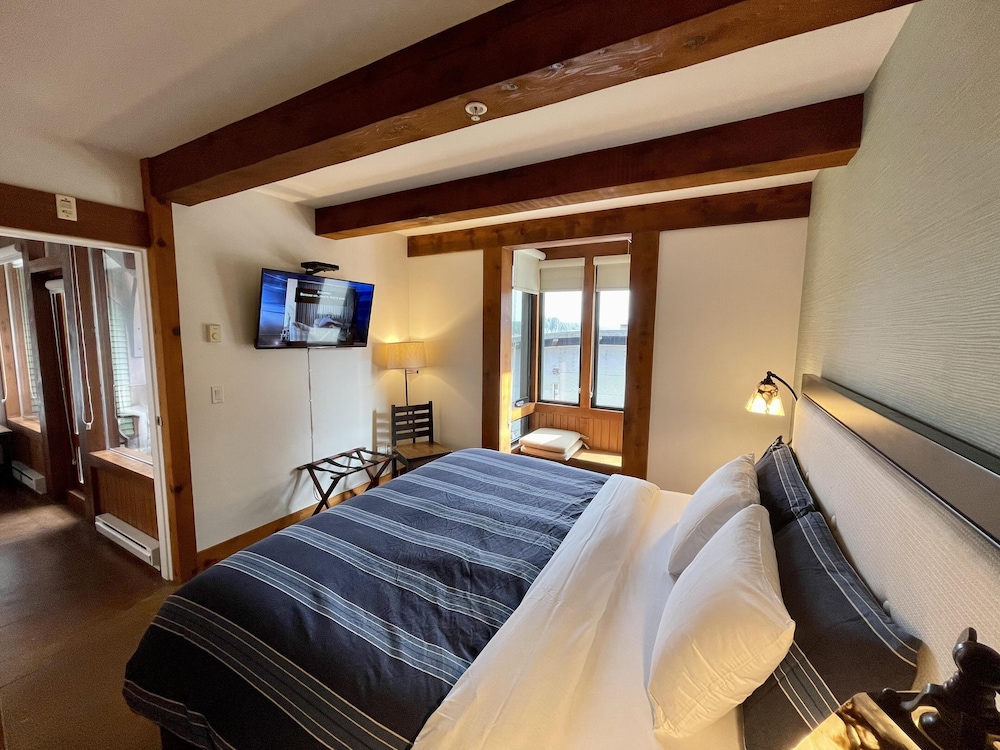 Seaside Ucluelet Hotel 7/34