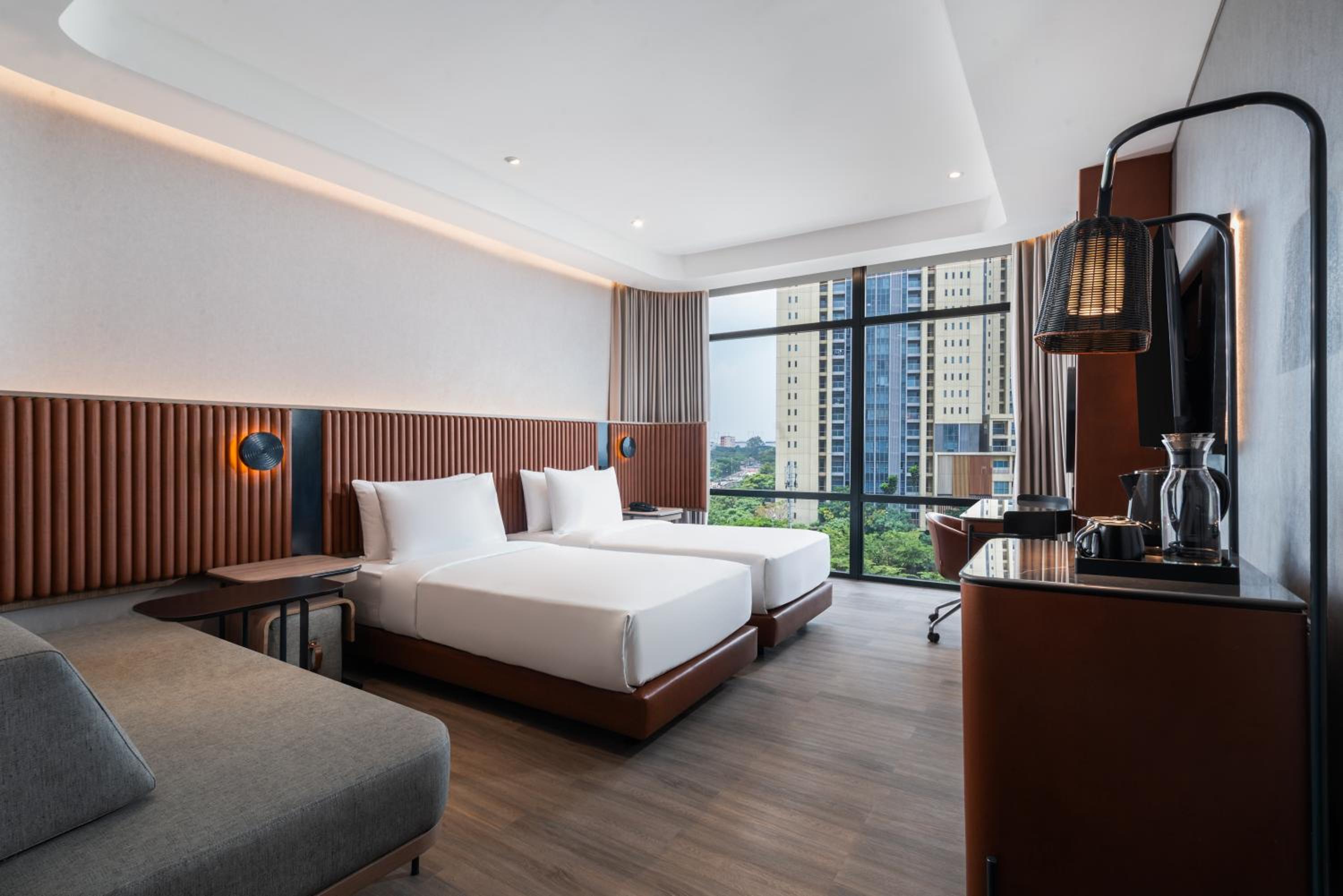 SUPERIOR, TWIN BEDS, CITY VIEW