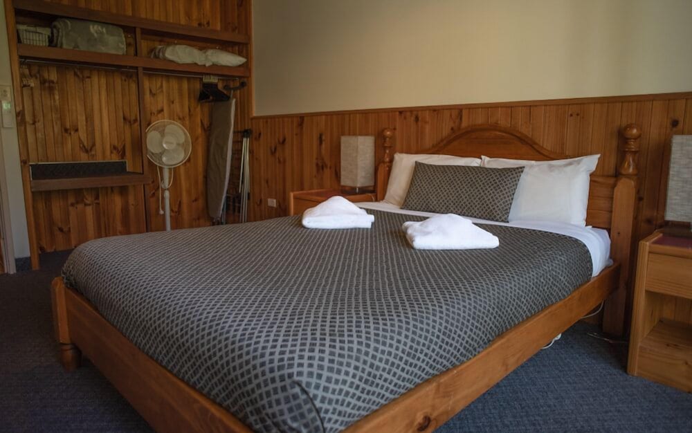 FOREST LODGE RESORT 9/50