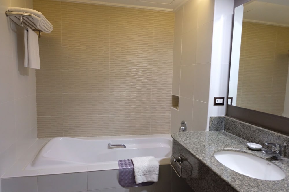 Amora Beach Resort Phuket 25/75