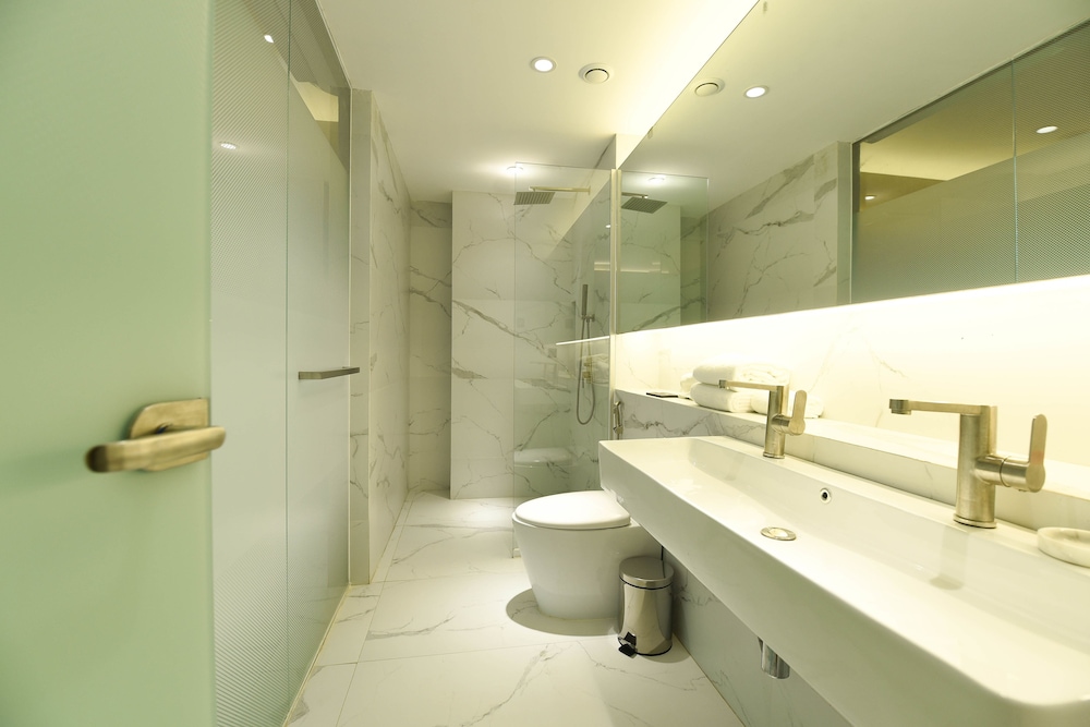 Red Hotel Cubao 62/64