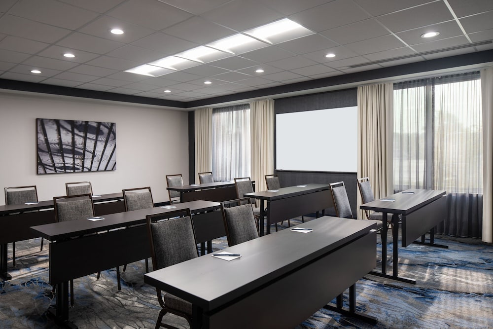 Fairfield Inn & Suites by Marriott Cleveland Tiedeman Road 18/26