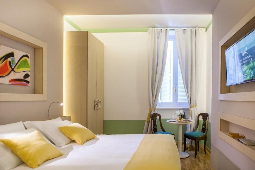ROOM, DOUBLE BED