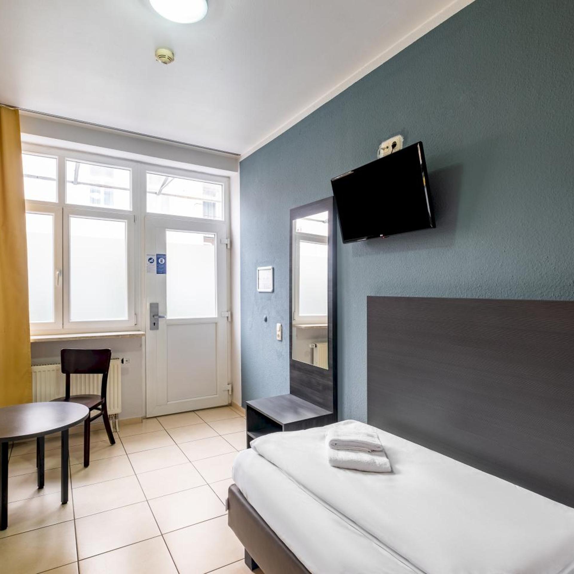 ROOM, SINGLE