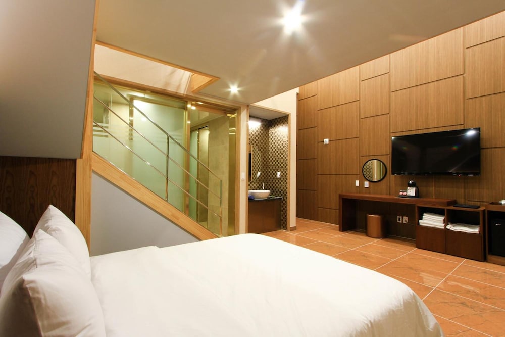 The King Hotel 13/50