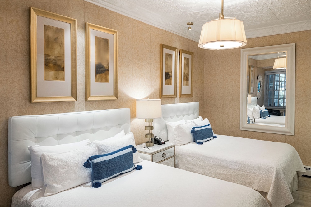 Room, 2 Double Beds, The Chateau Inn and Suites 3/5