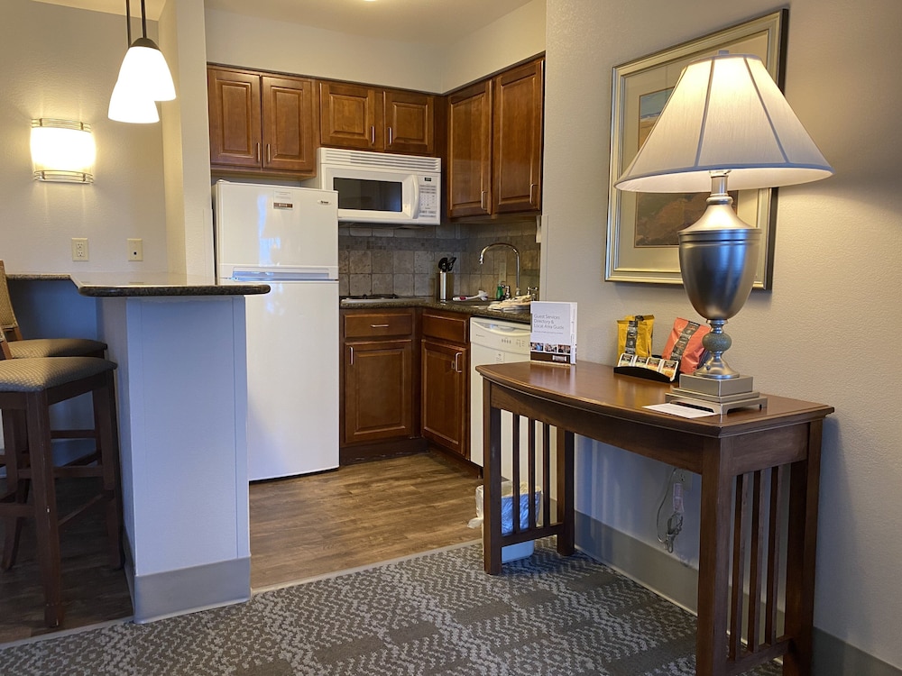 Staybridge Suites Milwaukee West-Oconomowoc 57/73