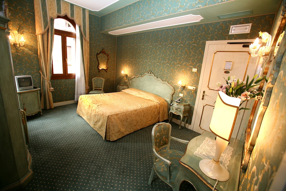 SUPERIOR, DOUBLE OR TWIN BED
