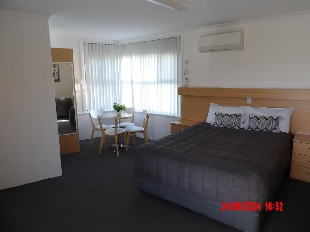MOTEL 617 48/66