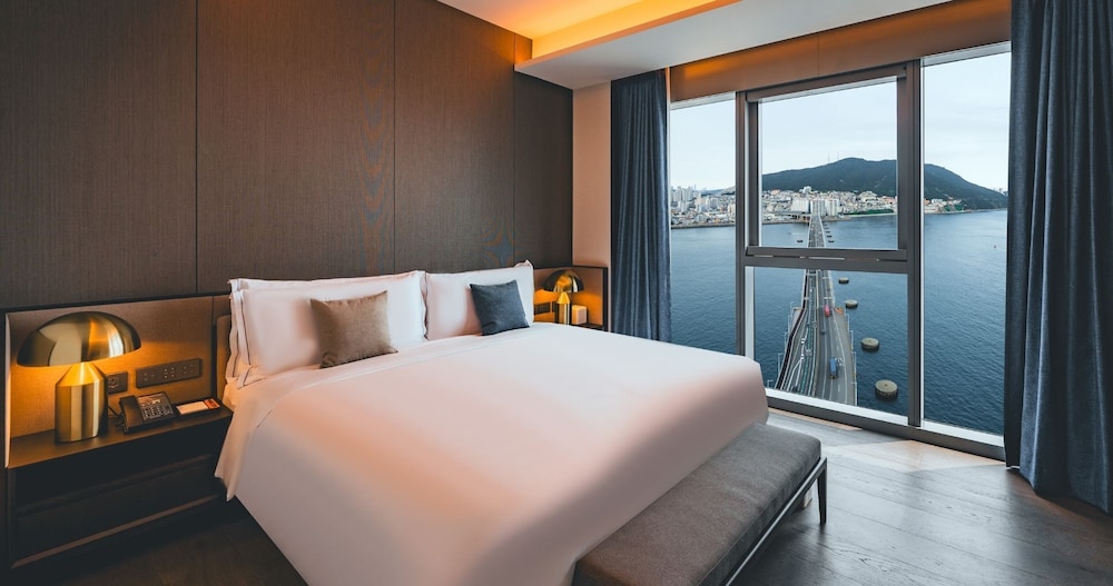 Wyndham, Suite, King Bed