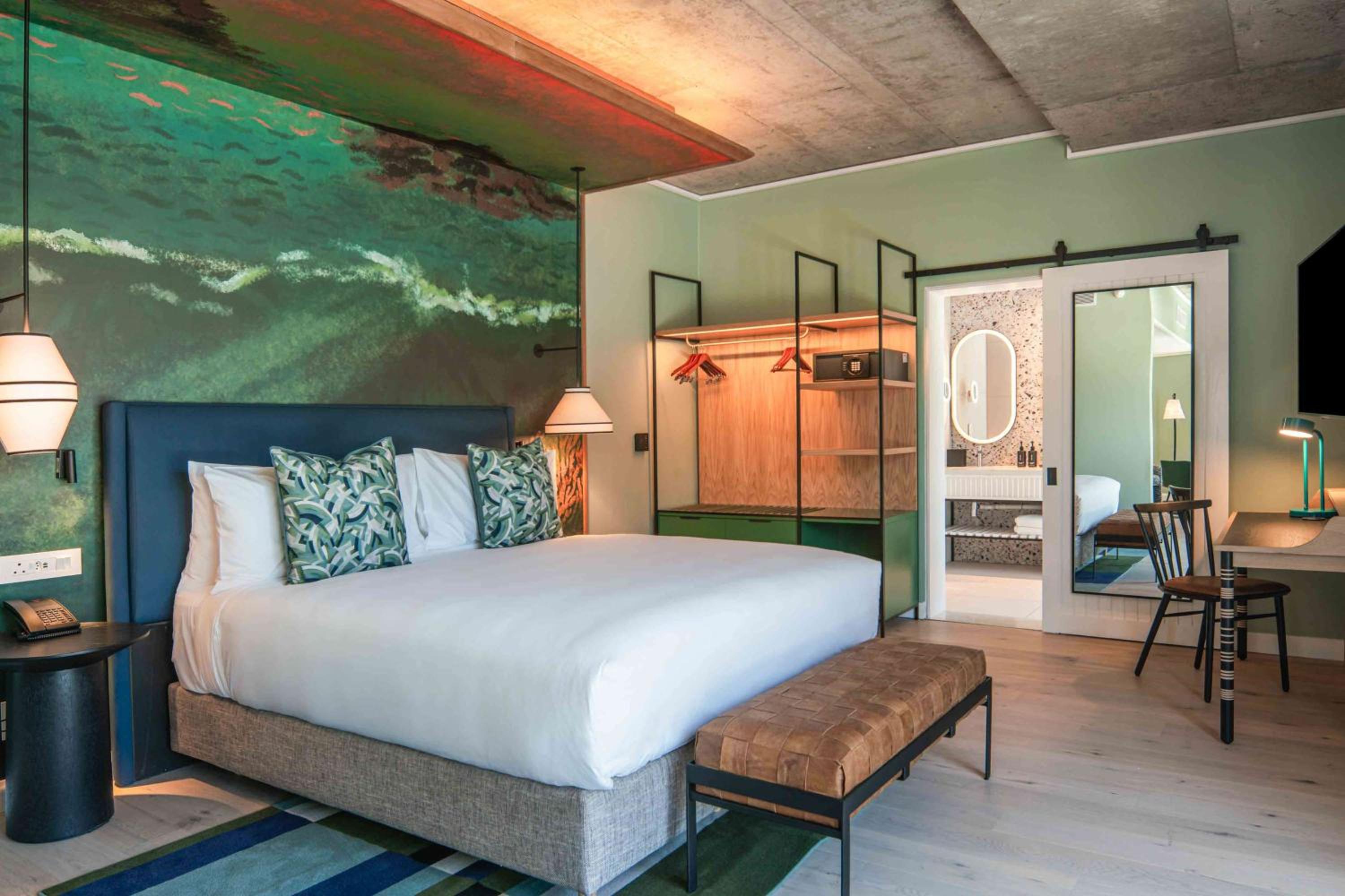 PREMIUM, SUITE, KING BED, MOUNTAIN VIEW