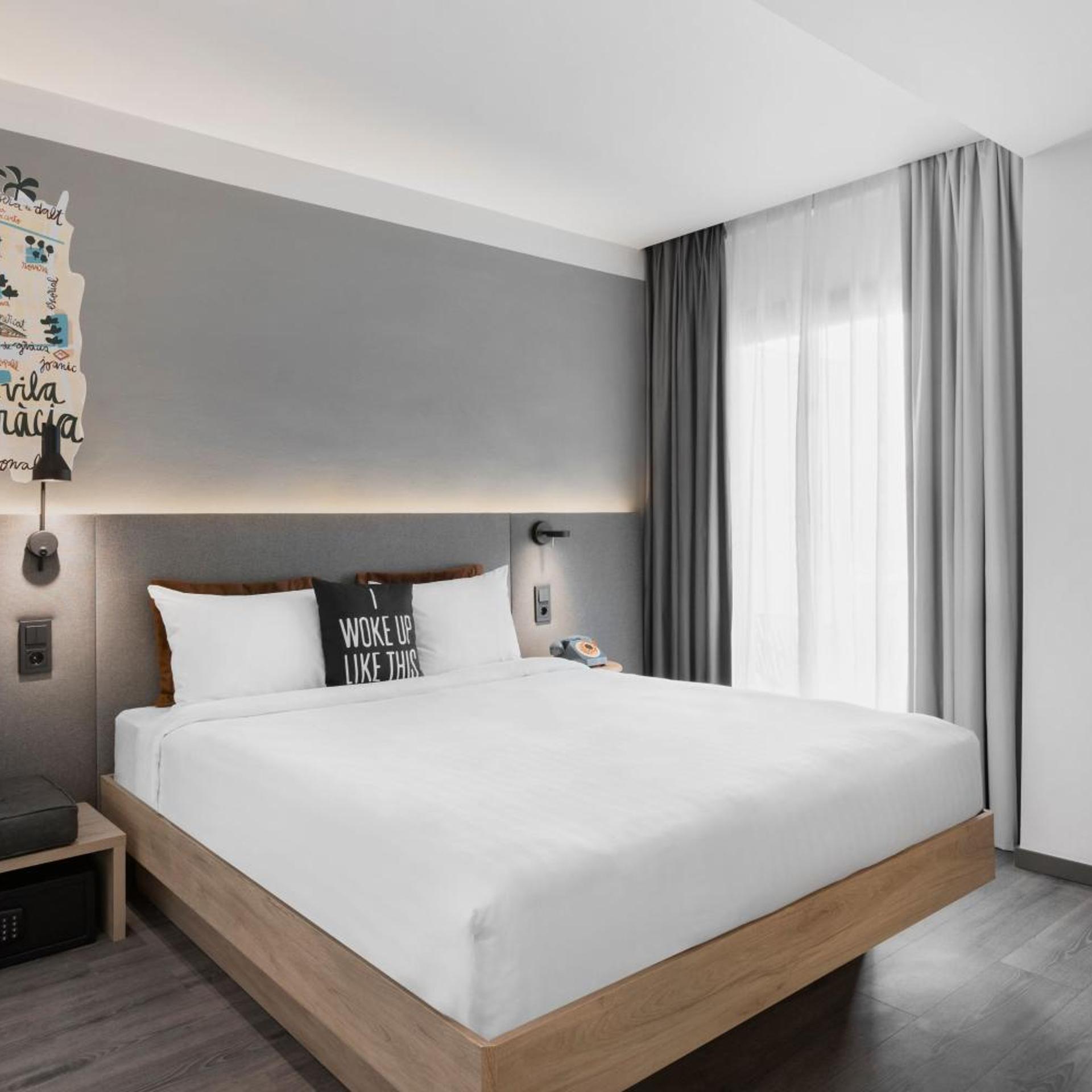 Moxy, Queen Bed, Balcony
