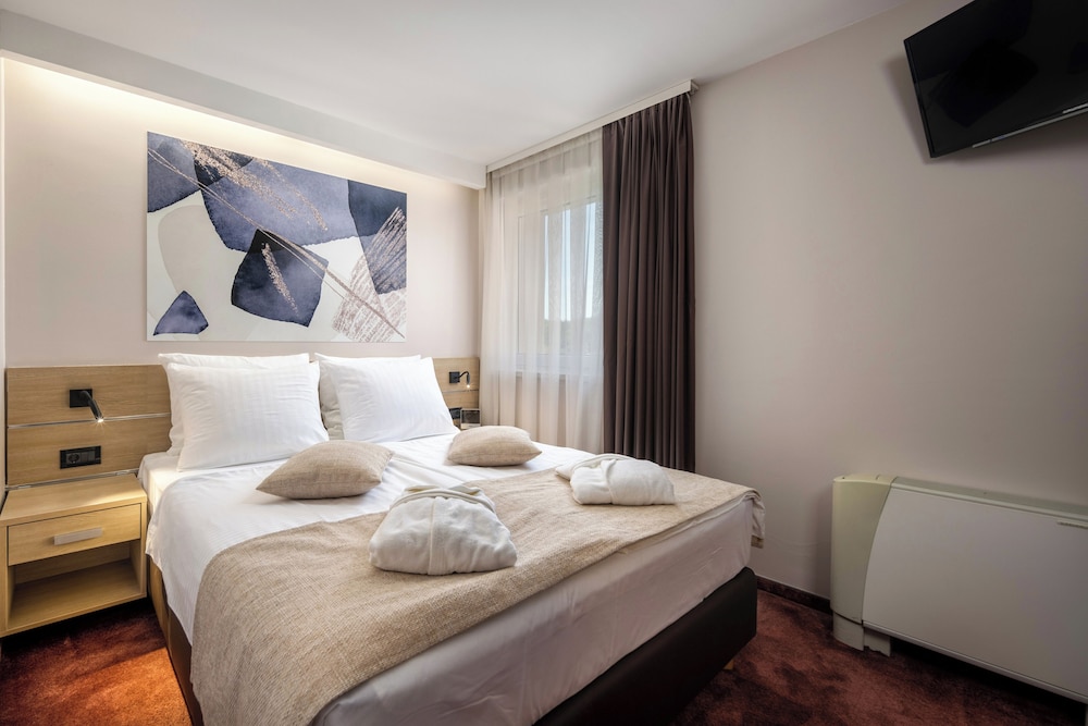 Spa, Luxury, Suite, Queen Bed, Sofa